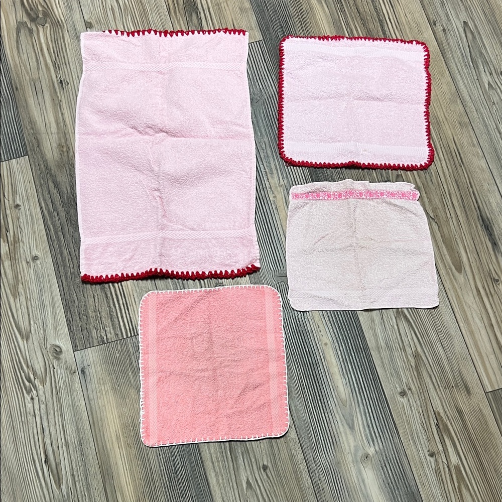 Vintage Cannon bath Set of Pink wash cloths with Red Trim and one hand towel